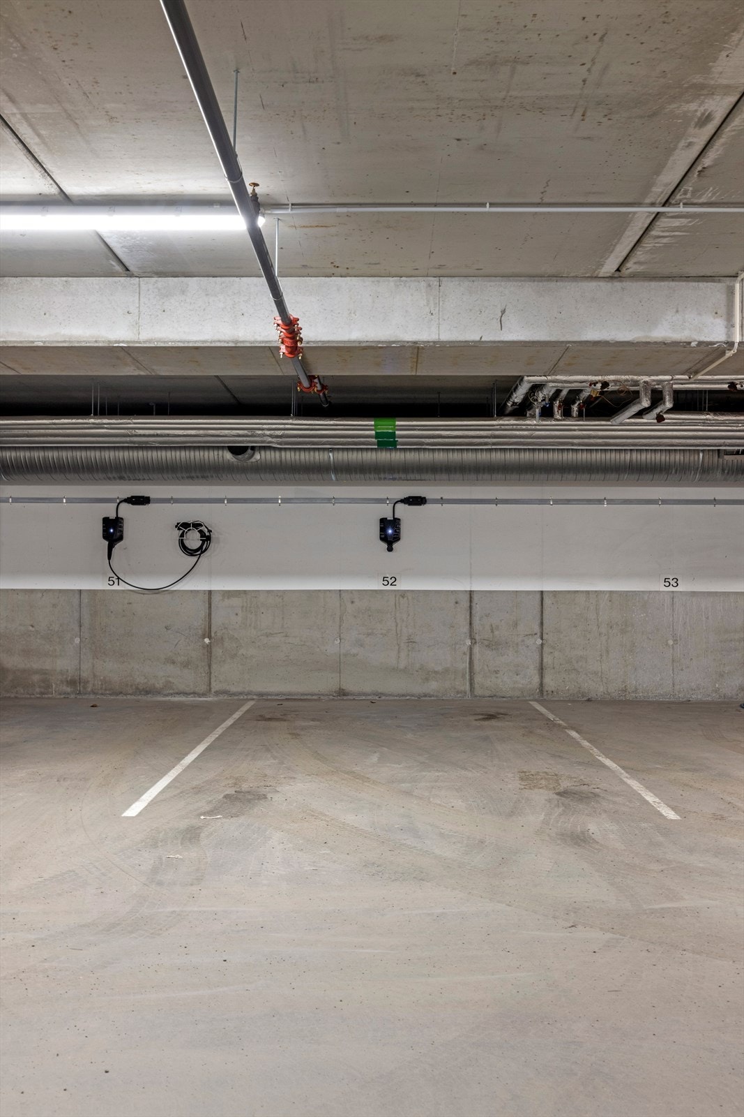Parkering med lader til elbil Galleribilde
