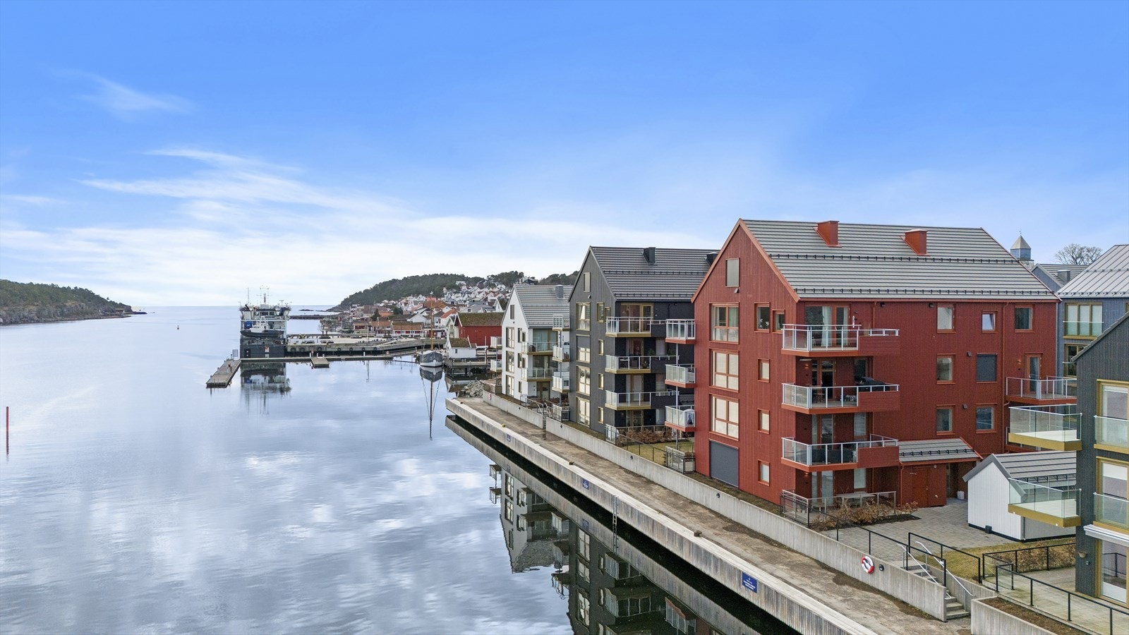 Fra leiligheten er det utsikt til Eidangerfjorden, over til Langøya, utover Langesundsfjordenfjorden og så langt øyet rekker over Skagerak Galleribilde