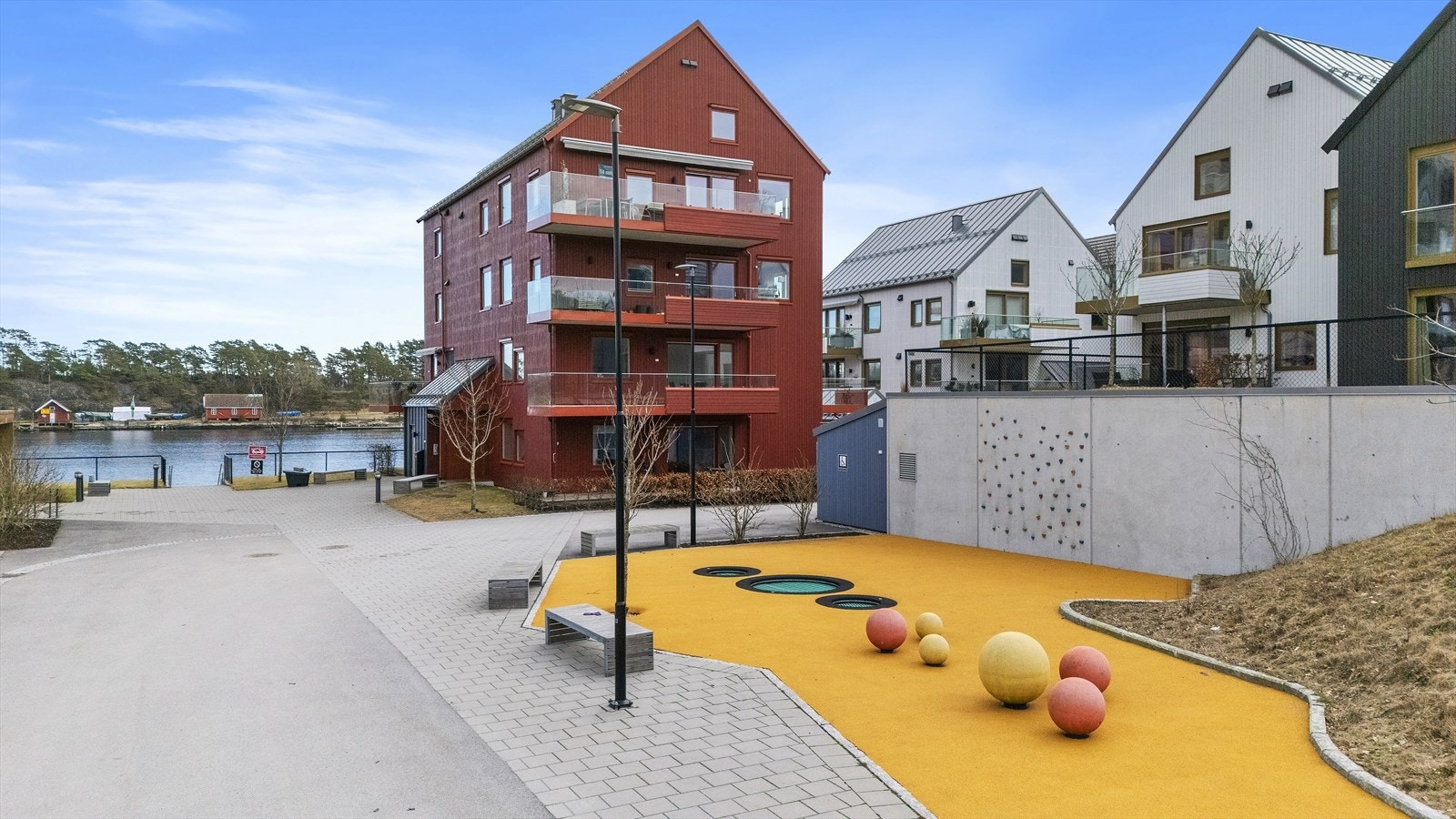 Tomten er meget pent opparbeidet med grønne områder, hyggelige møteplasser, lekeplasser og vakker promenade langs bryggeanlegget Galleribilde
