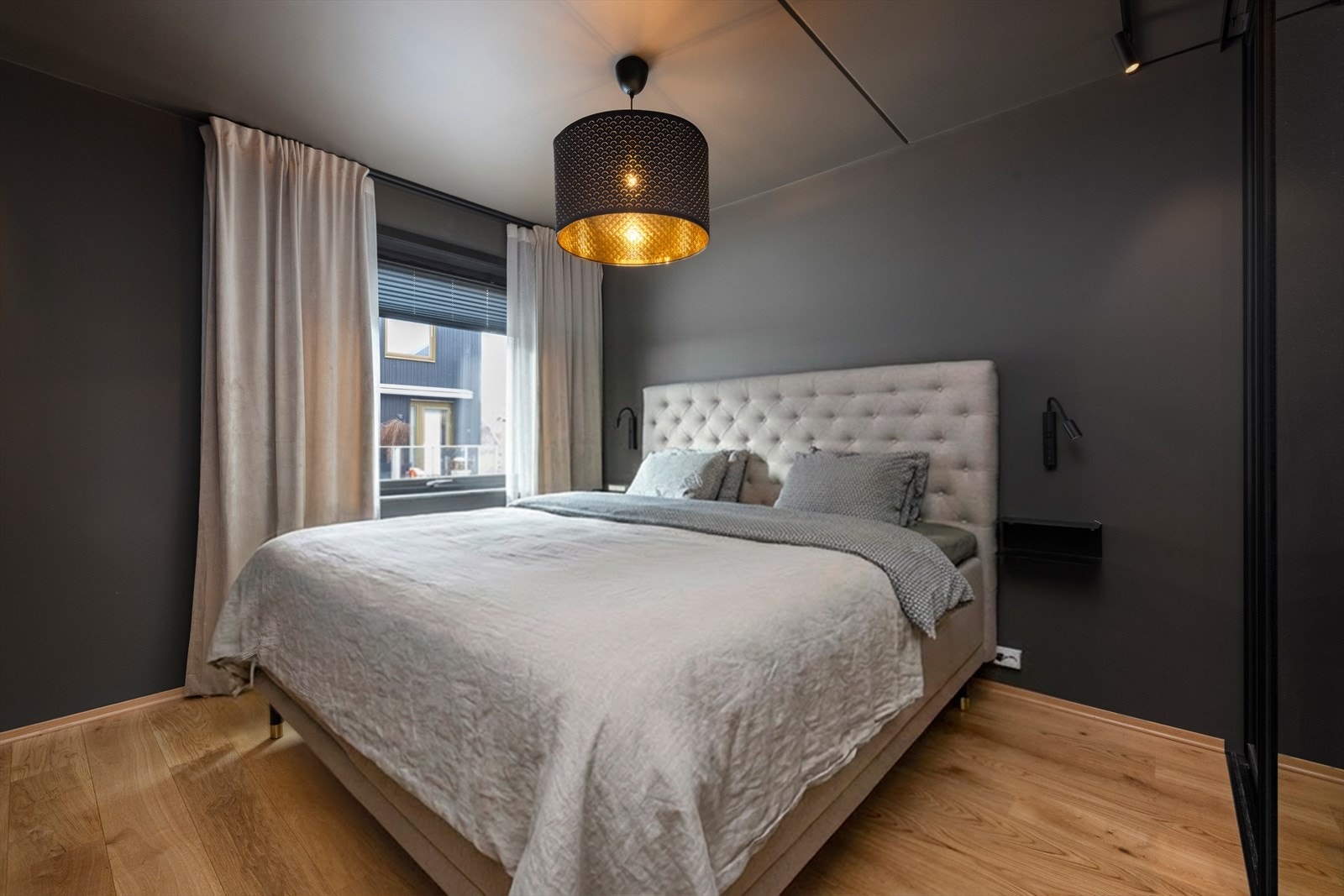 Romslig hovedsoverom med god plass til dobbeltseng og nattbord Galleribilde