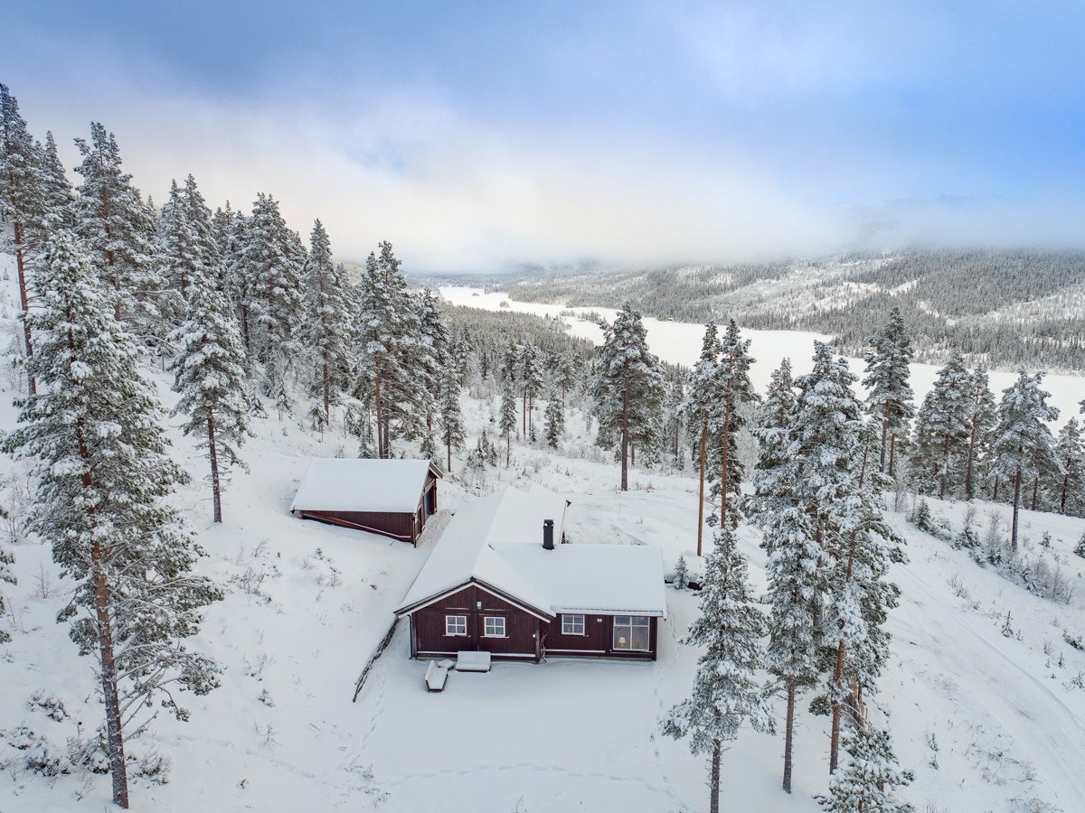 Hytta i Lauvålivegen 33 har en idyllisk og høytliggende beliggenhet i Espedalen Fjellgrend, ca. 830 moh, omgitt av storslått fjellnatur. Galleribilde