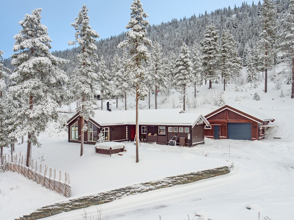 PrivatMegleren Lillehammer v/Pernille Enger Lunn har gleden av å presentere en tiltalende hytte med spektakulær utsikt, beliggende høyt og fritt ca. 830 moh i Espedalen Fjellgrend! Galleribilde