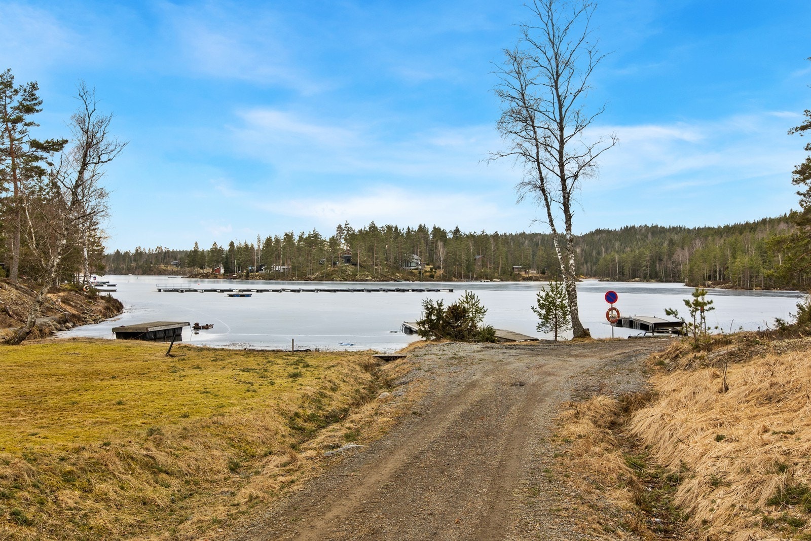 Båtuslipp og sti til stranda kun ca. 150 m. fra hytta Galleribilde