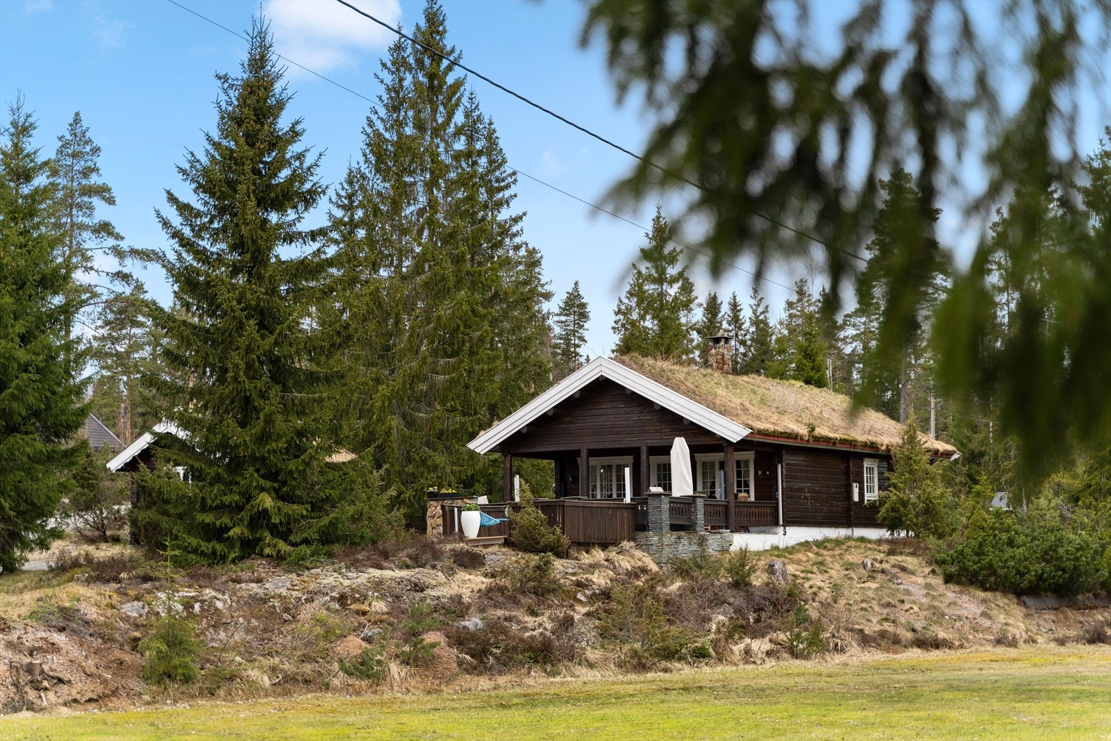 Velkommen til Spjudnes hytteområde ved Stora -Lee. Kort vei til Sverige. Bilvei, god parkeringsplass, eiertomt, bryggeplass, samt flotte fellesområder med strand. Galleribilde