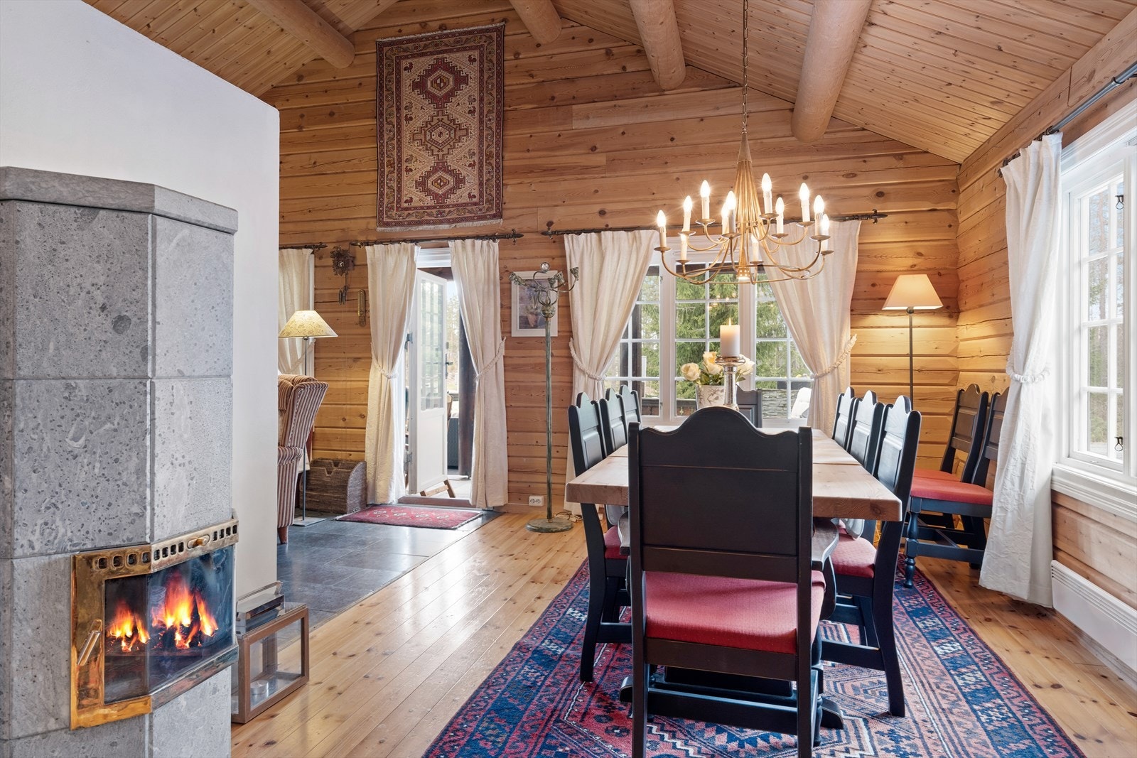 Spisestua med klebersteinsovn. Galleribilde