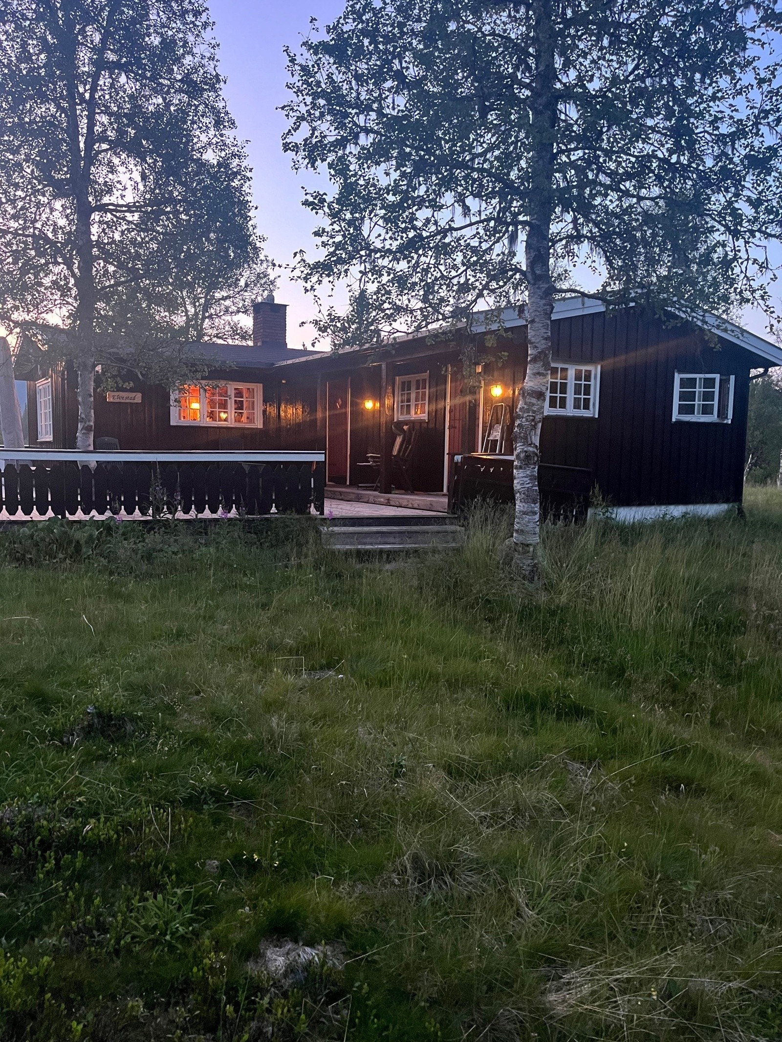 God plass på tomta, og fra verandaen ser man utover elva - stille og usjenert Galleribilde