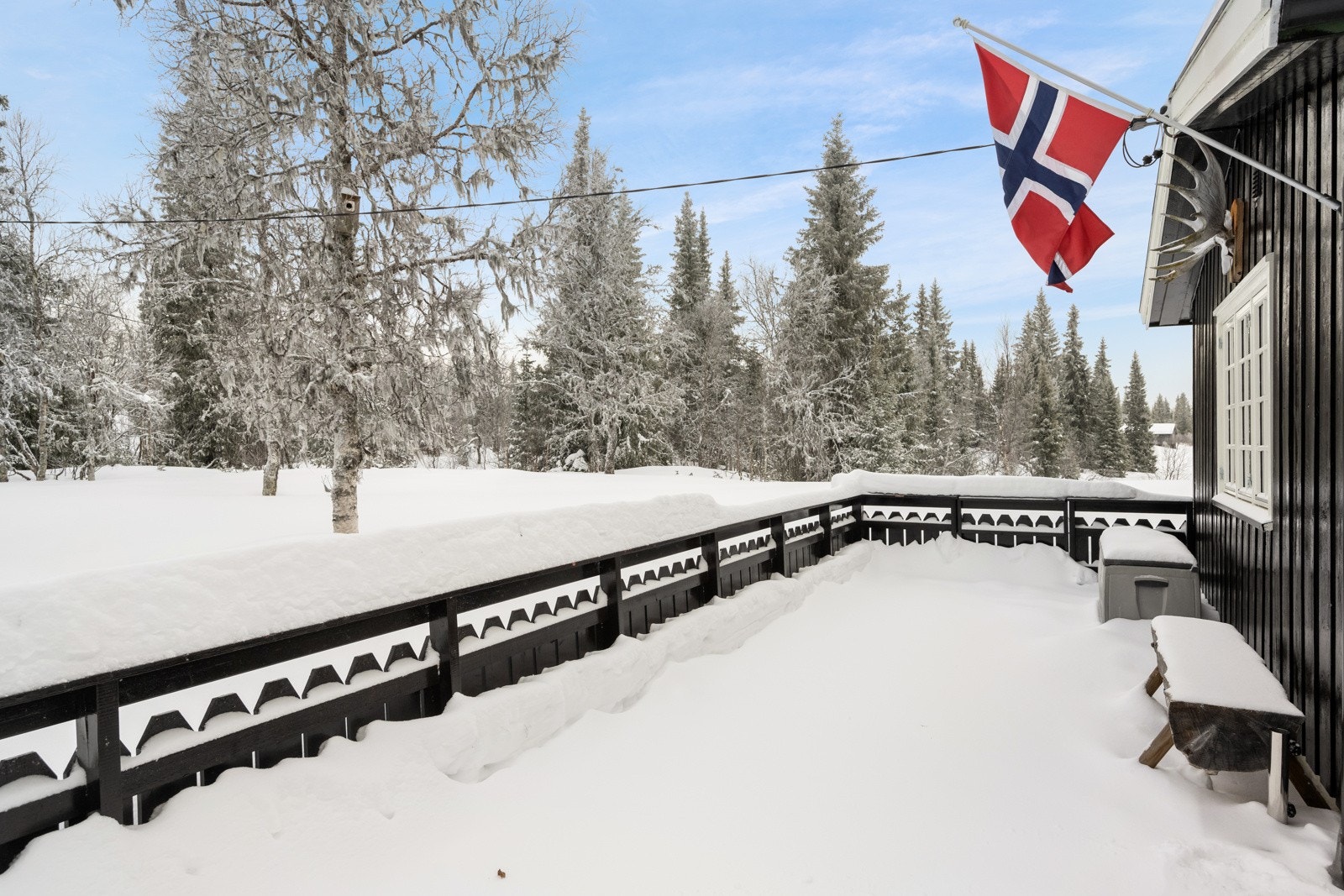 Stor, solrik terrasse på ca. 53 m², som gir rikelig plass til utendørsaktiviteter og avslapning Galleribilde