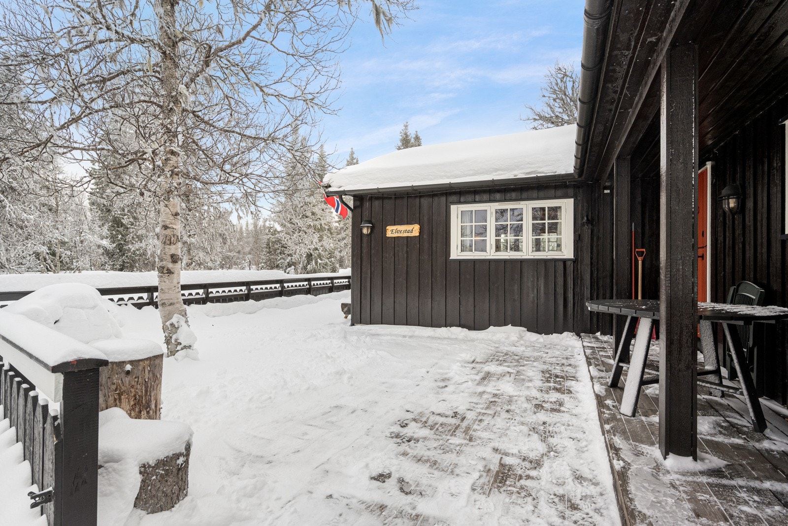 Terrasseområdet gir en fantastisk utsikt over omgivelsene og er ideelt for både rolige morgener med en kopp kaffe og hyggelige grillkvelder med familien Galleribilde