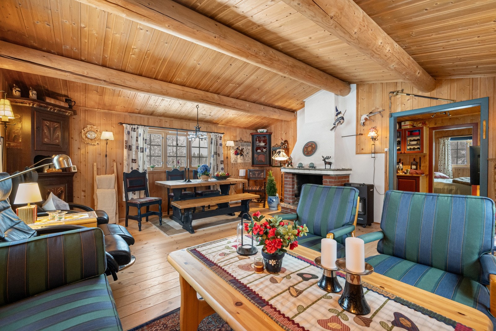 Hytta byr på fine innredningsmuligheter og har god plass til sofa, spisebord og andre sittemøbler Galleribilde