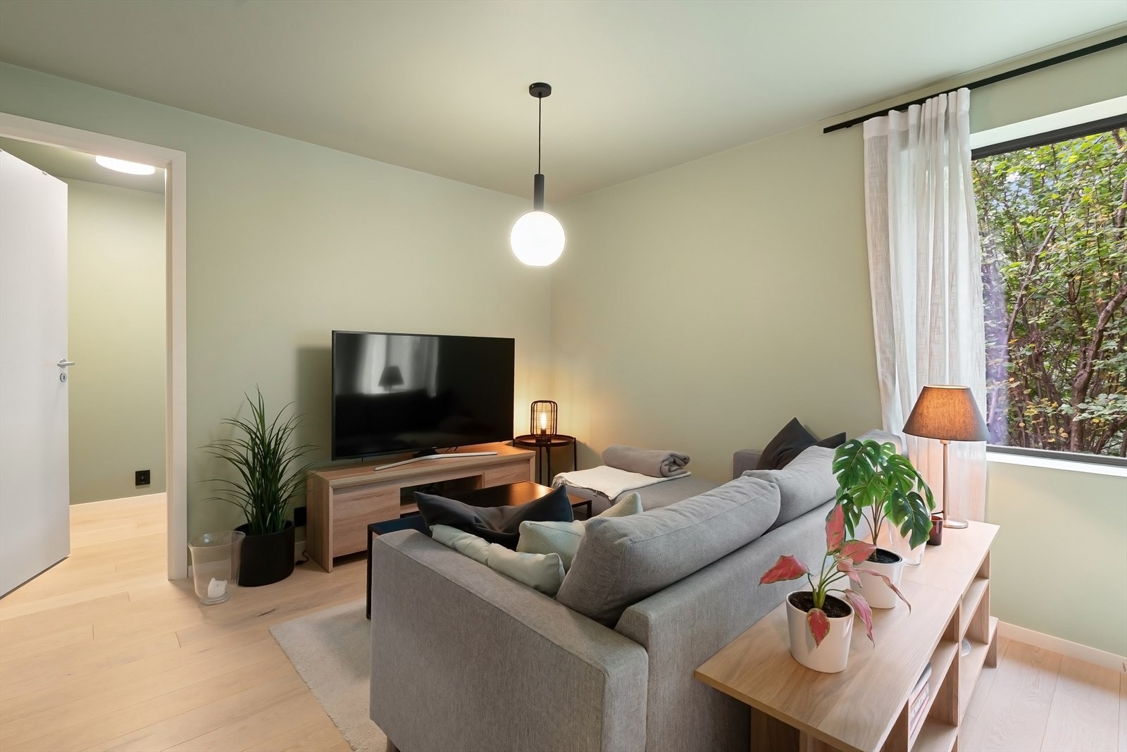 Hybelen har egen inngang og ligger skjermet til fra hoveddelen. Bildet viser stuen Galleribilde