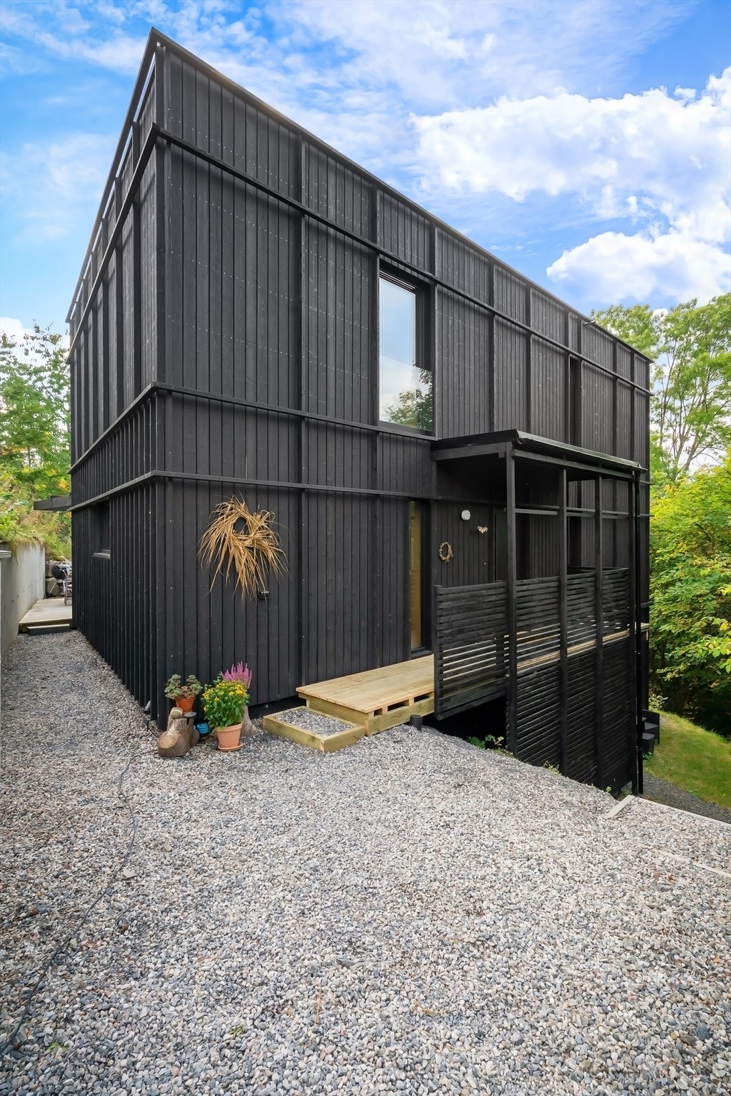 Hovedinngang. Inngangen til hybelen ligger nedenfor Galleribilde