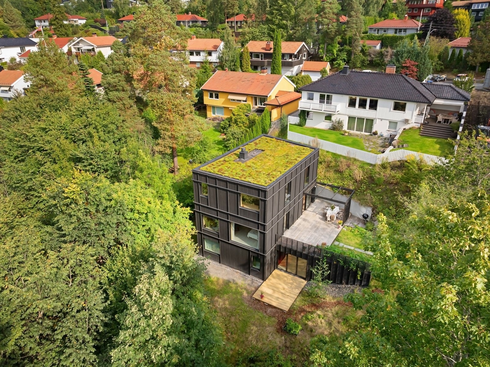 Huset ligger i en stille stikkvei uten gjennomkjøring Galleribilde