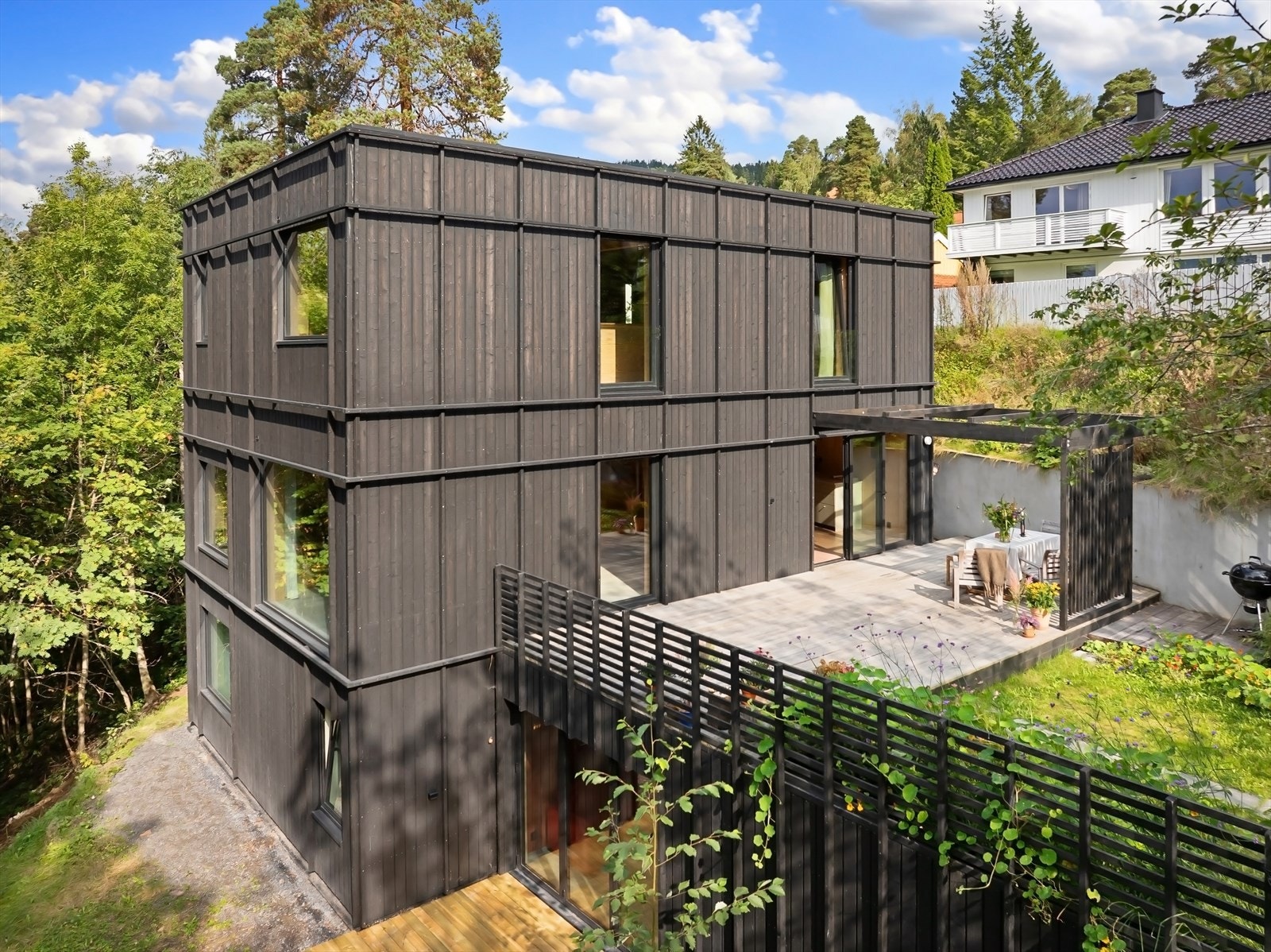 Sydvendt terrasse på ca. 38 m² med meget gode solforhold. I tillegg til terrasse på 13 m² og tre franske balkonger Galleribilde