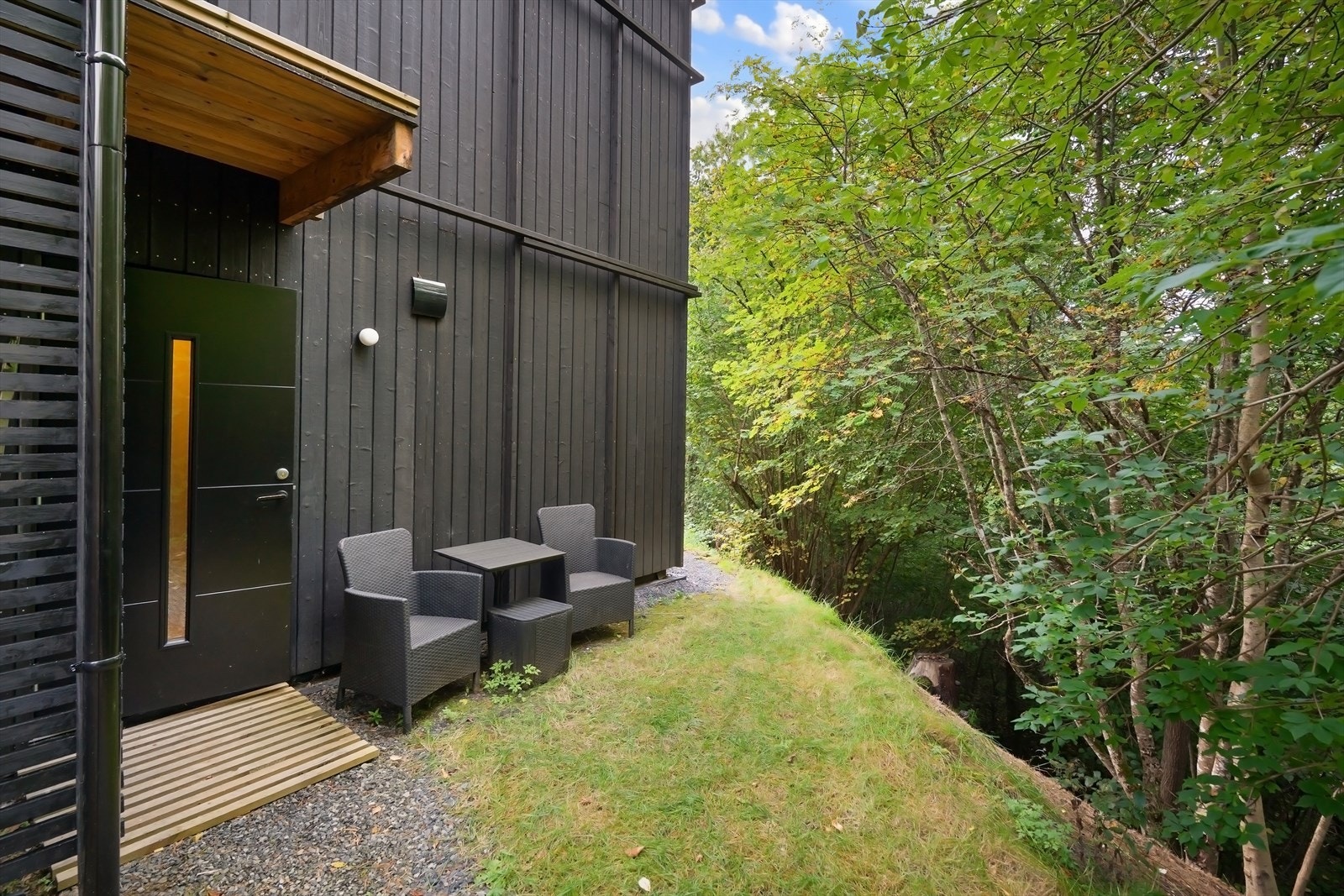 Separat inngang til godkjent hybel i underetasjen på 32 m² med egen inngang, stue, kjøkken, soverom og bad. Denne genererer i dag kr 14 000,- pr. mnd Galleribilde