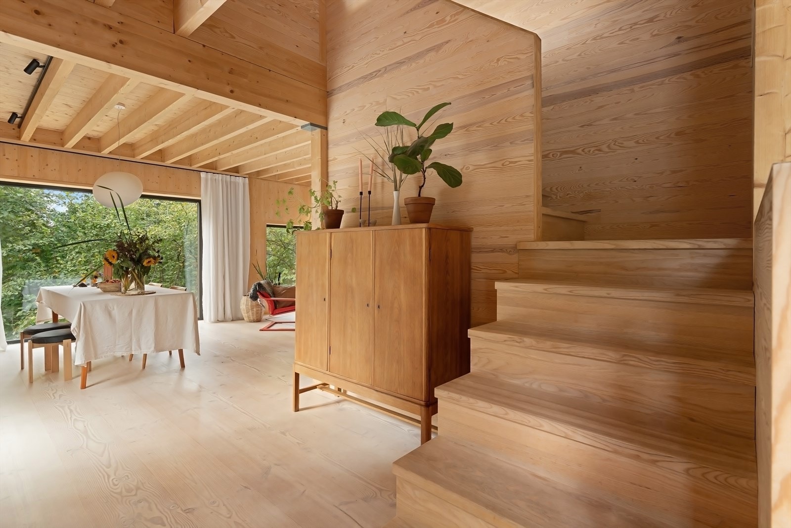 Fra stuen og trappen opp til husets toppetasje Galleribilde