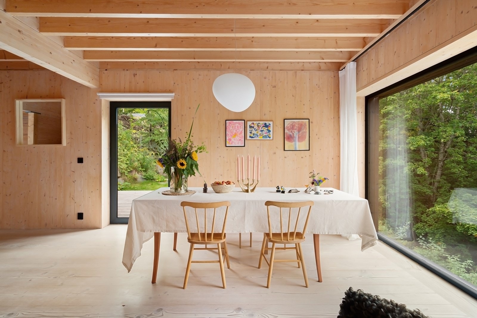 Eksklusivt preg med ekstra takhøyde i hovedetasjen Galleribilde