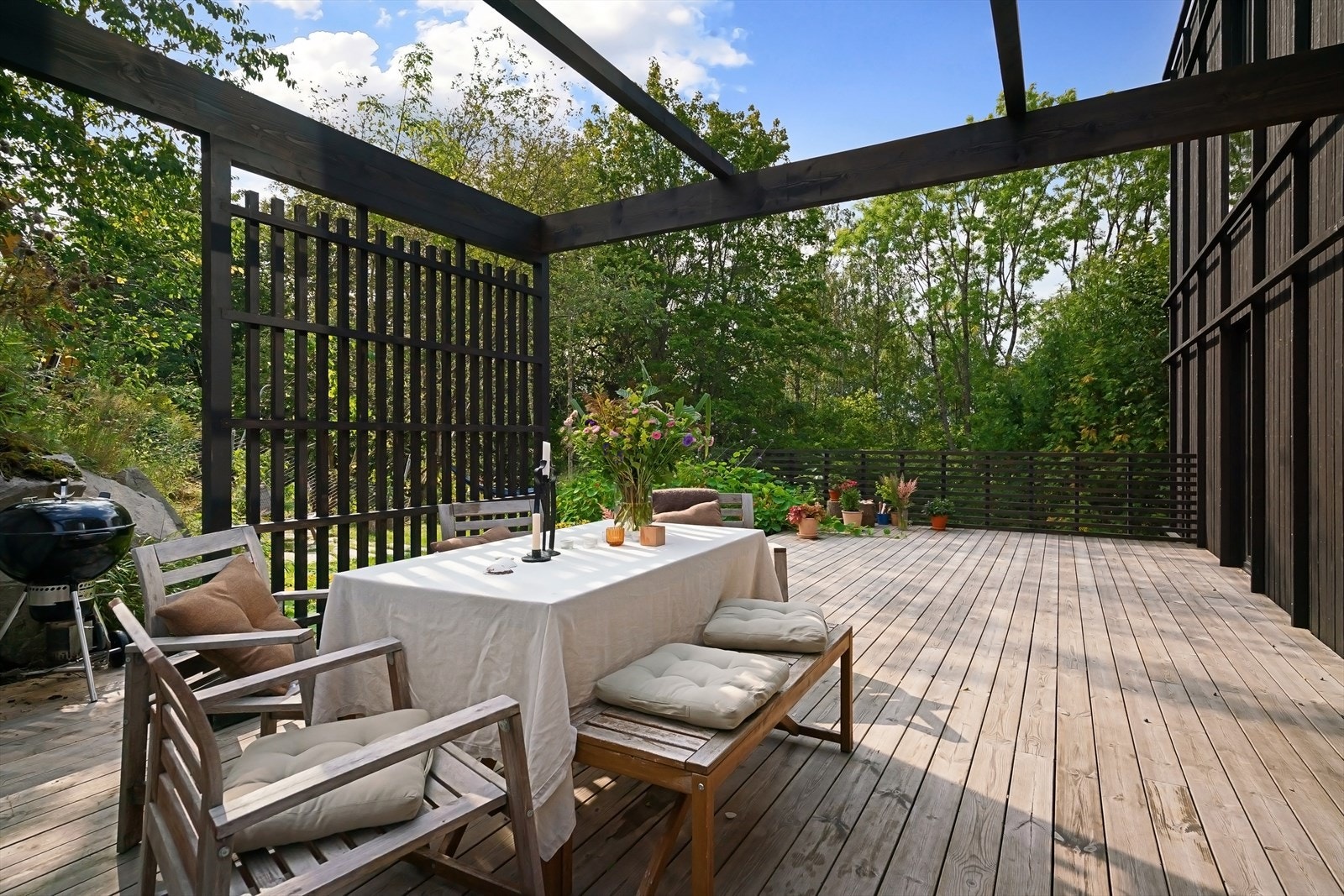 Huset er tegnet av dagens eier, som er arkitekt, og fremstår som en påkostet enebolig med gjennomtenkte løsninger, fleksibel planløsning og rom med flott lysinnslipp Galleribilde