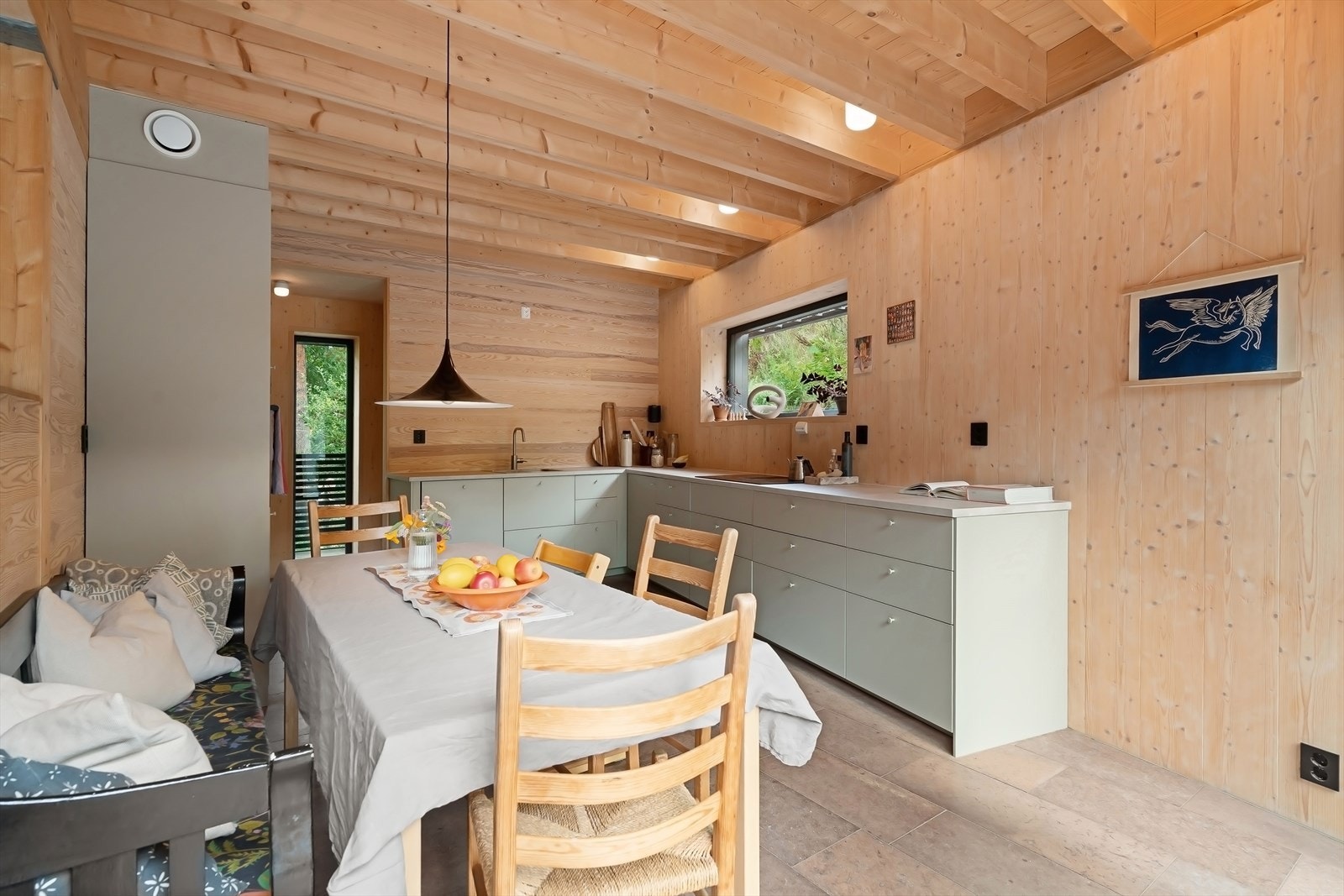 Stort, lyst og familievennlig kjøkken med direkte utgang til terrasse - et naturlig samlingspunkt. Galleribilde