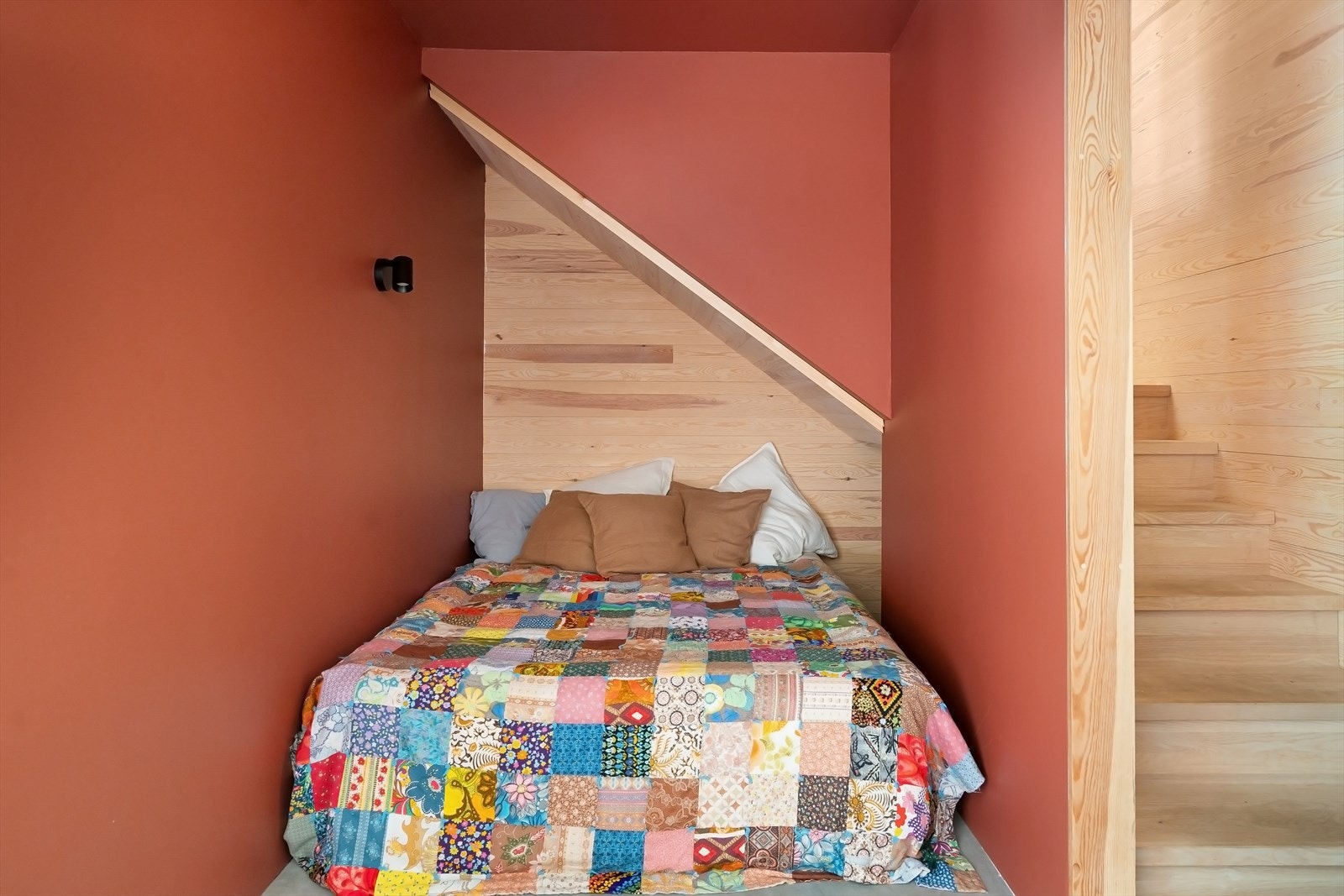 Praktisk plass til ekstra seng i stue i u.etg Galleribilde