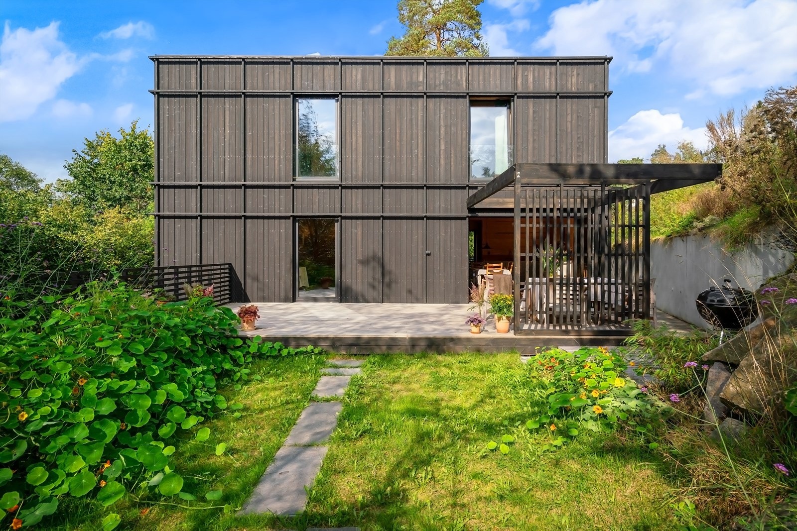 Arkitekttegnet uttrykk, "Shou Sugi Ban" - kledning (brent og oljet tre) Galleribilde