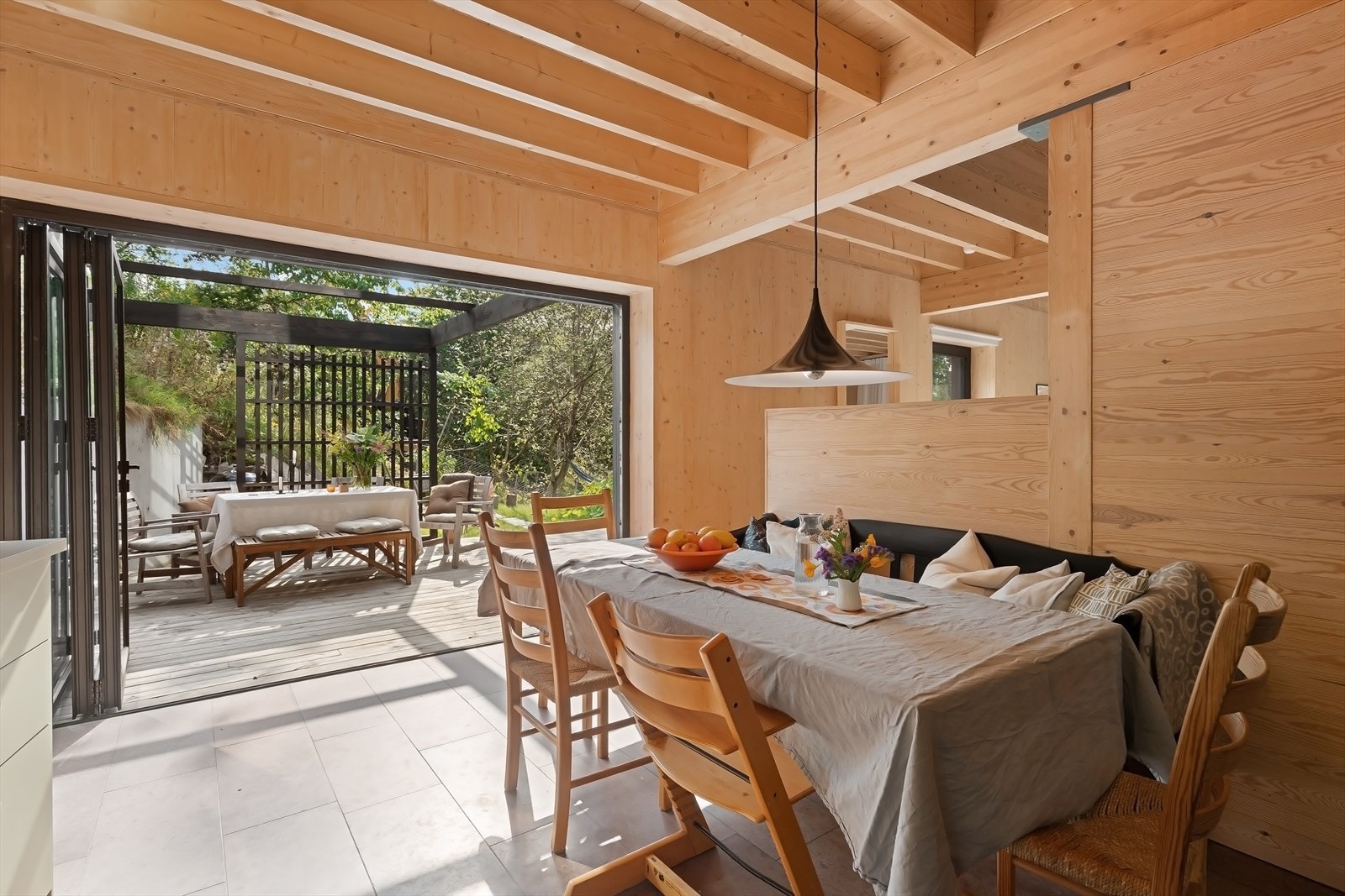 Fra kjøkken er det utgang til solrik og meget hyggelig terrasse på ca. 38 m2 Galleribilde