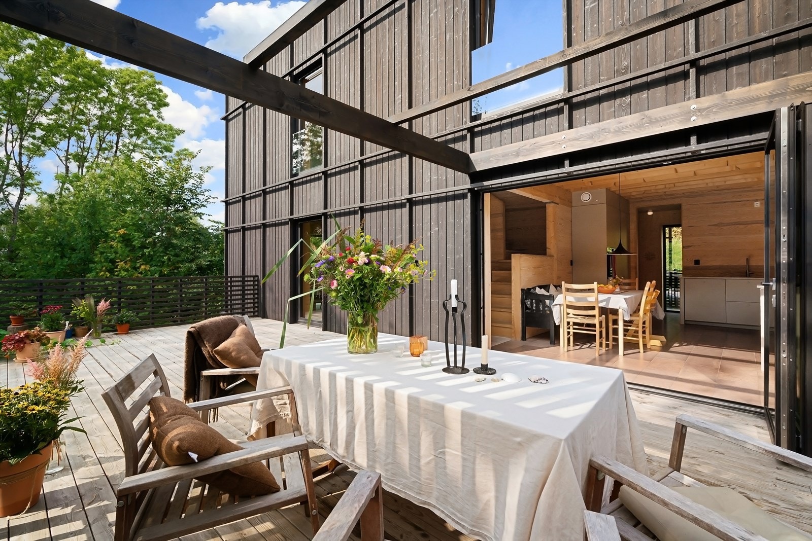 Unik og moderne frittliggende enebolig over tre plan med hybel. Nybygget i 2021. Familieidyll ved det idylliske friluftsområdet Mærradalen Galleribilde