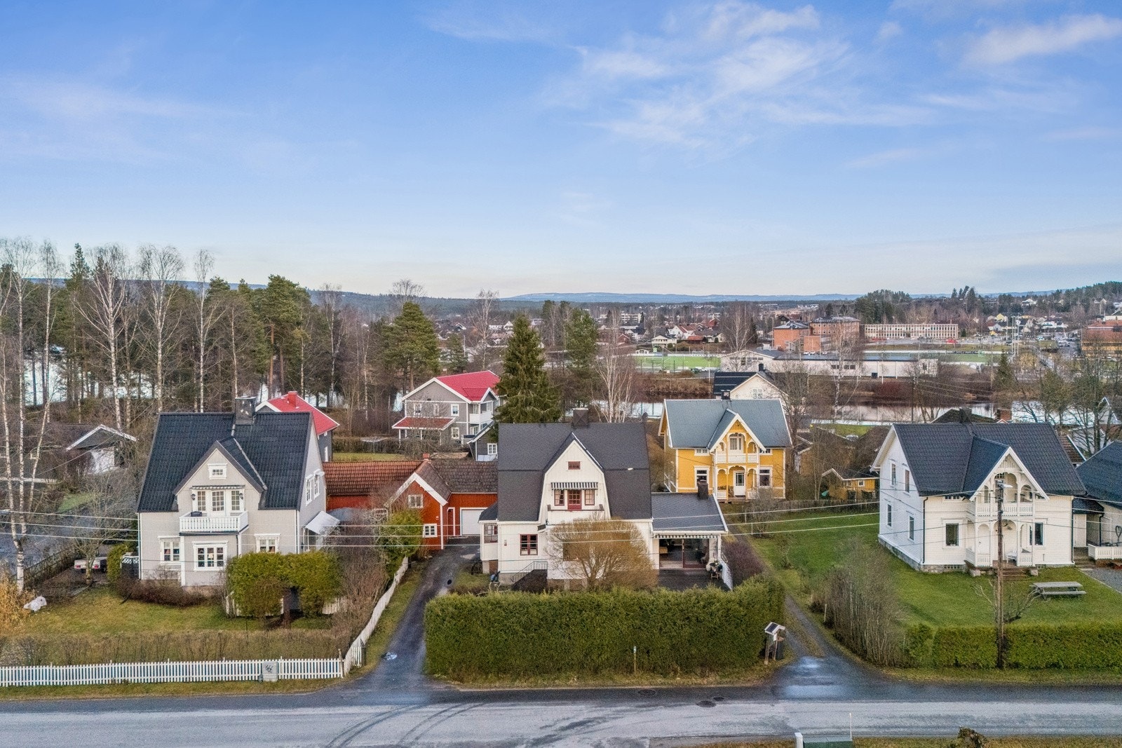 Velkommen til denne sjarmerende eiendommen nær Grindalen Skanse som ligger i et koselig nærmiljø med kort gangavstand til sentrum, skoler og butikker. Galleribilde