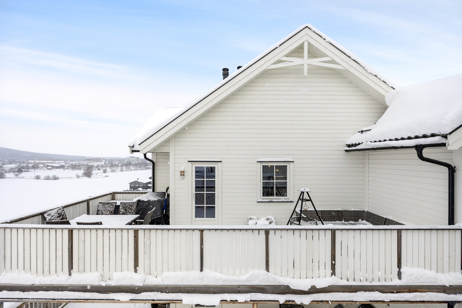 Fra stuen er det utgang til en sydvestvendt veranda, der utsikten viser seg fra sin beste side. Galleribilde