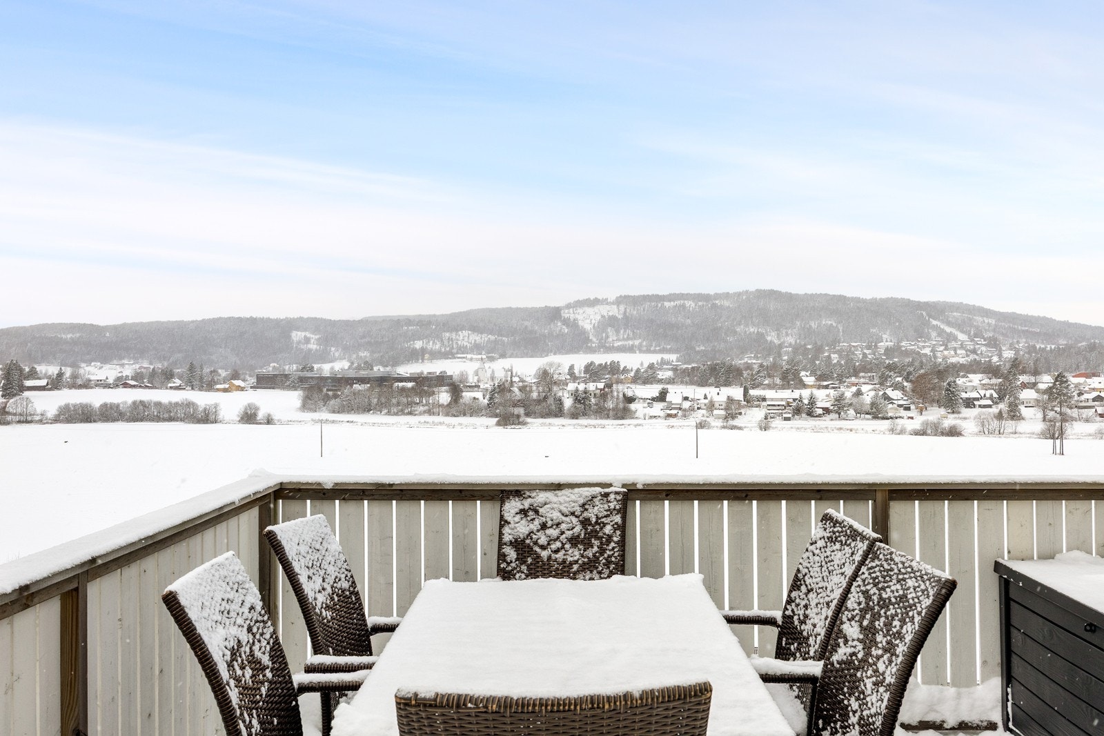 Eiendommen ligger høyt til, og plasseringen gir glimrende panoramautsikt over landskapet. Galleribilde