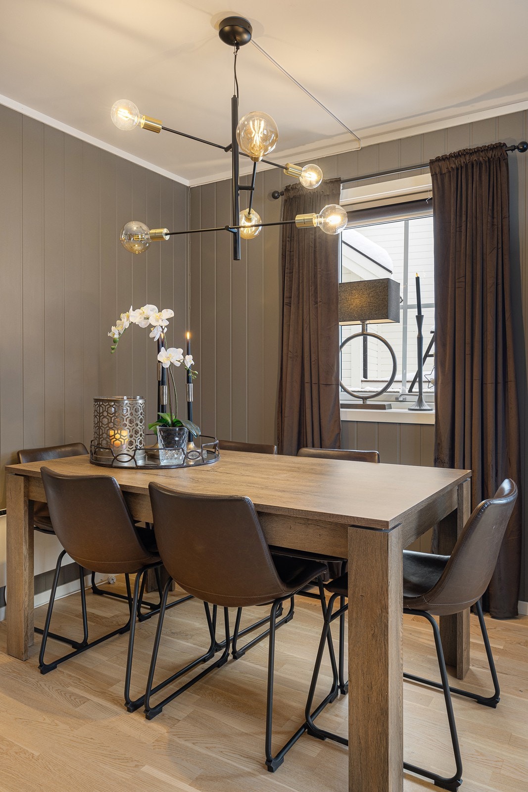 Utenfor kjøkkenet er det naturlig å innrede med en hyggelig spiseplass. Galleribilde