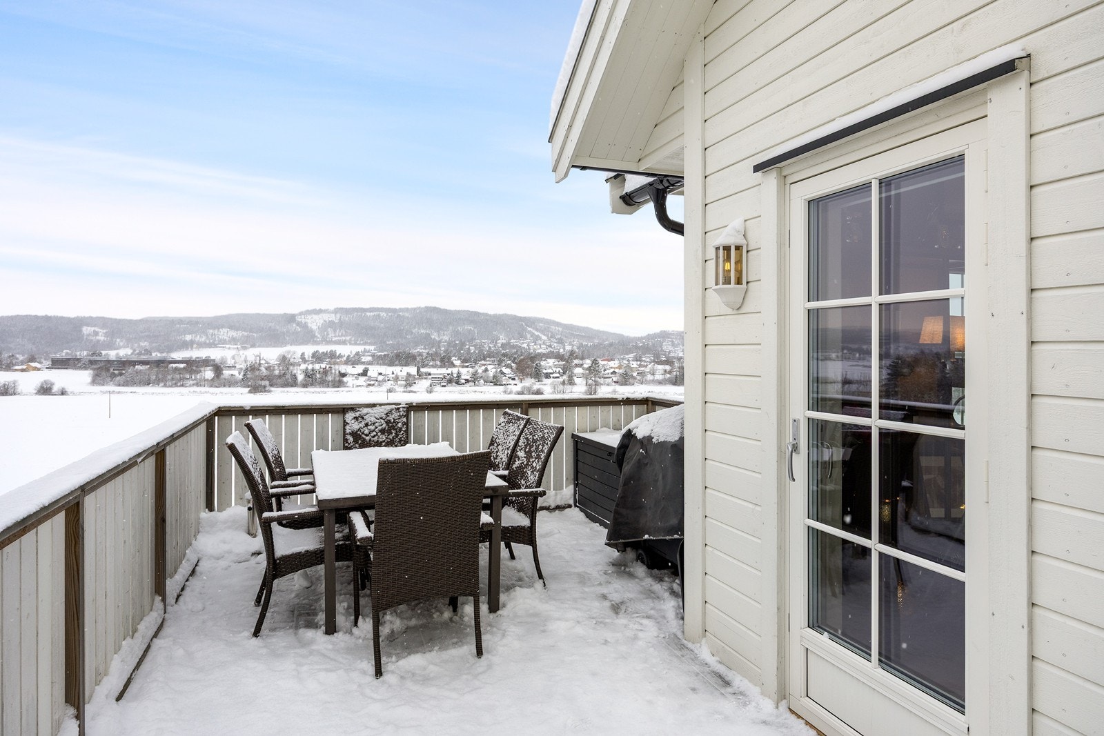 Størrelsen gir flere soner til ulikt bruk, og verandaen innbyr til både rolige stunder og lange, sosiale kvelder. Galleribilde