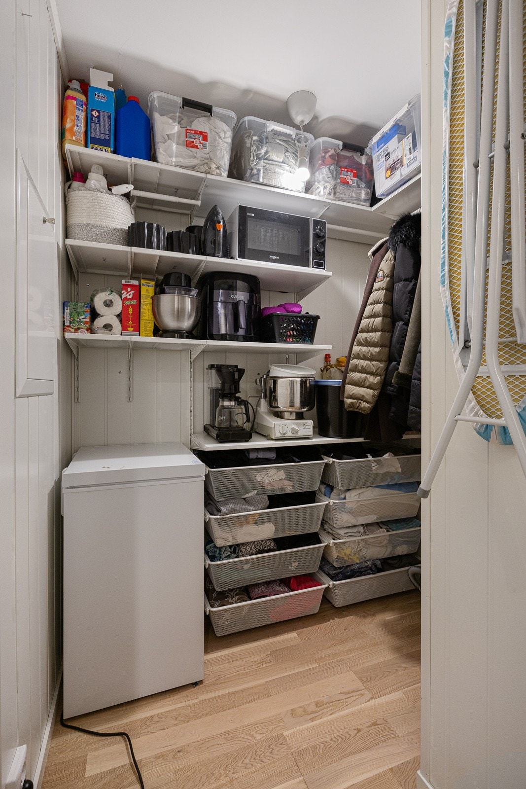 Tilknyttet entreen finner man en hendig bod med skuffer og hyller, perfekt for oppbevaring av diverse utstyr. Galleribilde