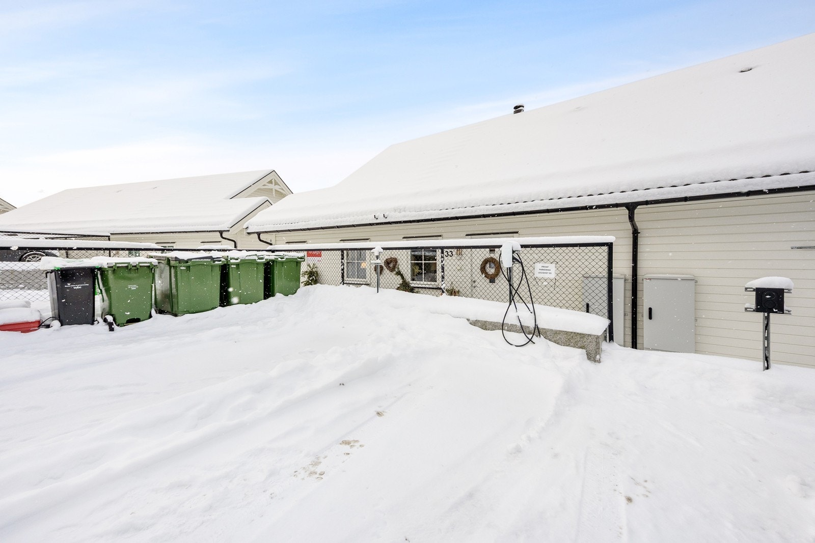 Bringebærveien 33 disponerer en utvendig biloppstillingsplass på et felles gruset parkeringsareal. Selger har installert elbil-lader, og denne kan kjøpes mot avtalt vederlag. Galleribilde