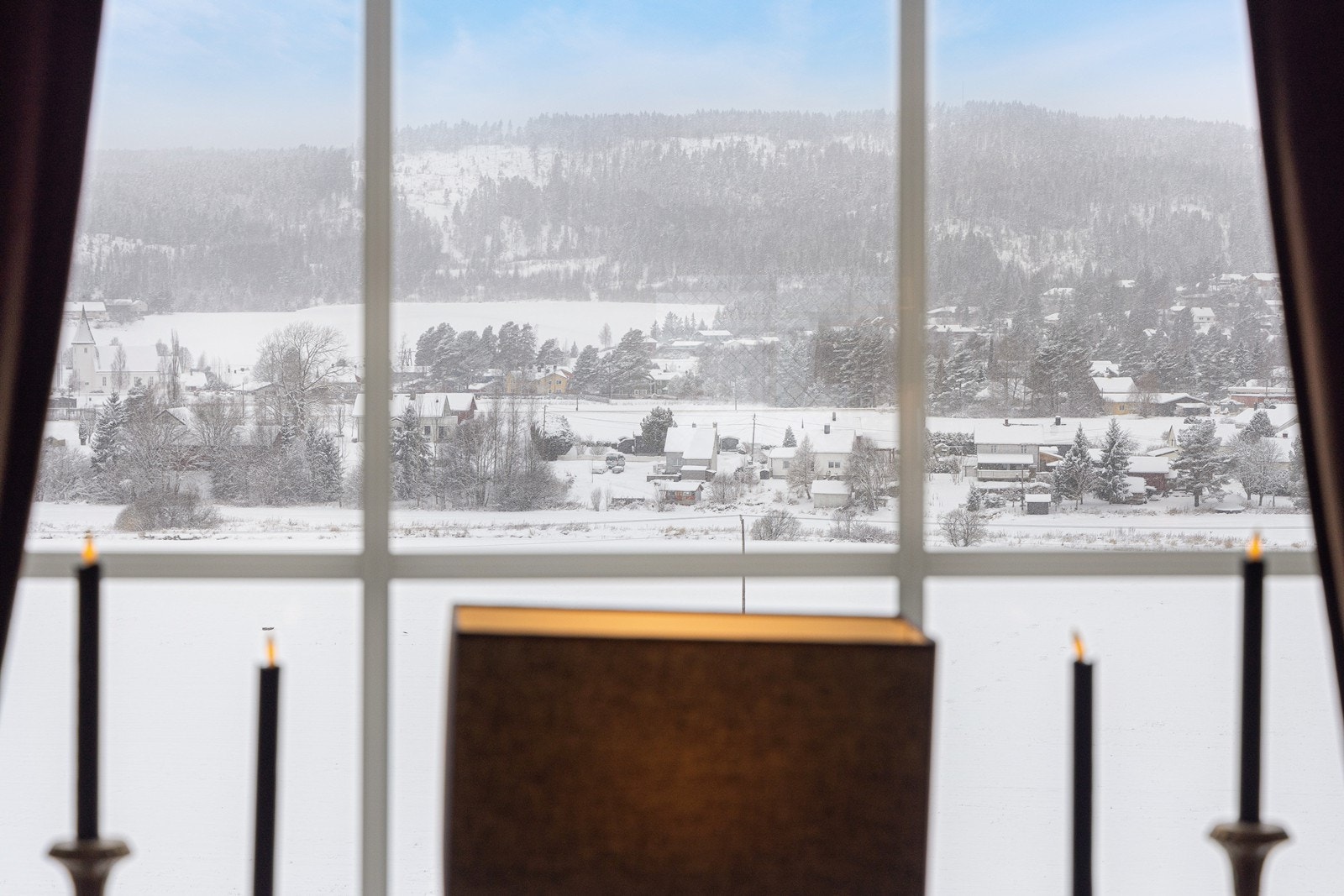 Fra stuen er det nydelig utsikt over nærområdet. Galleribilde