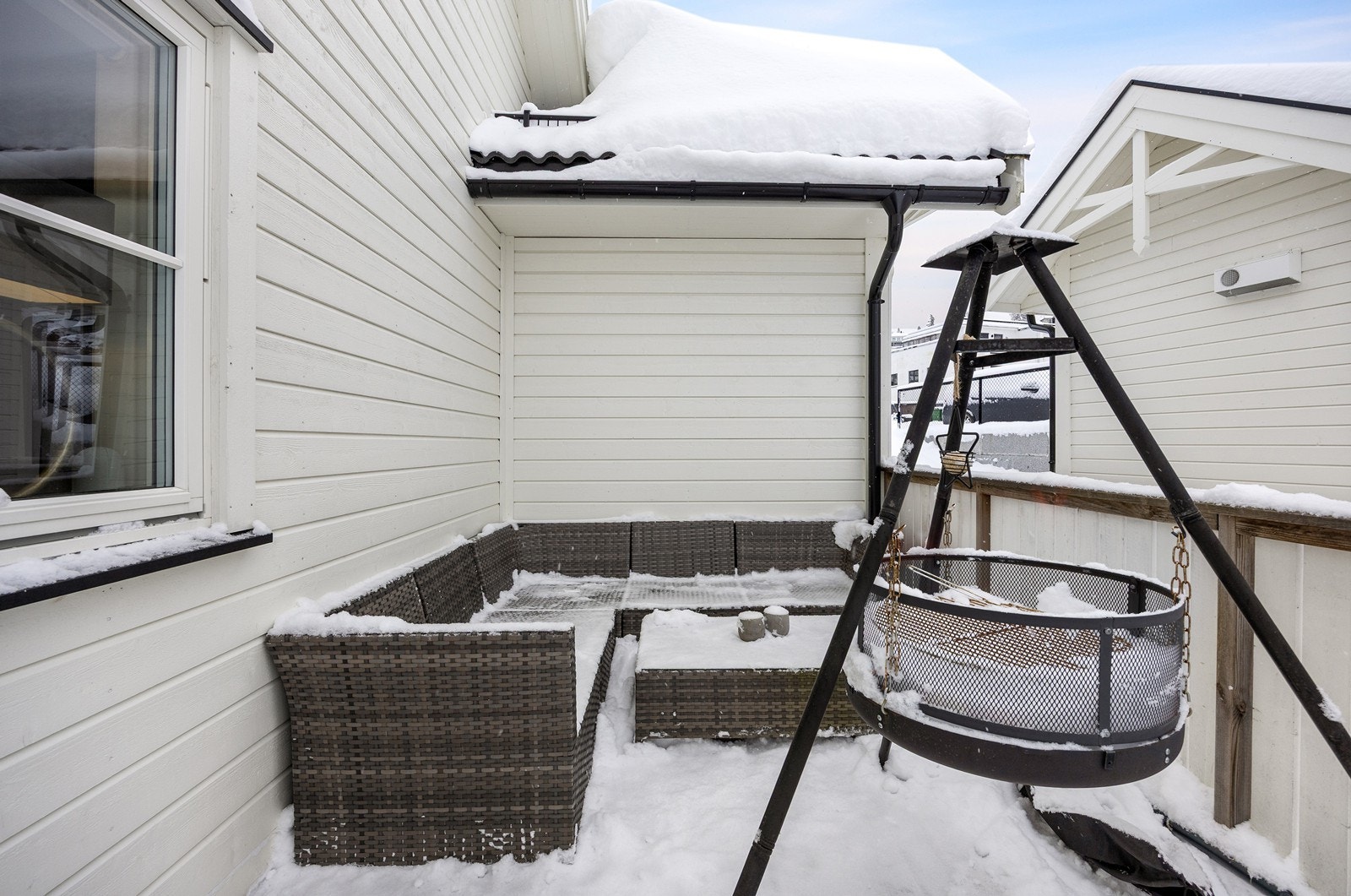 Uteboden danner en naturlig levegg mot omgivelsene og gir mulighet for en lun og hyggelig uteplass. Galleribilde