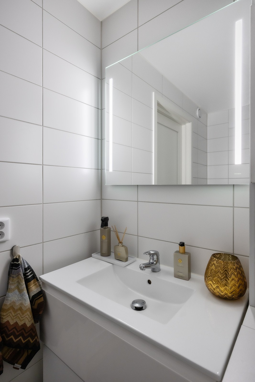 Dagene får en god start på badet, innredet med grå gulvfliser og hvite veggfliser. Galleribilde