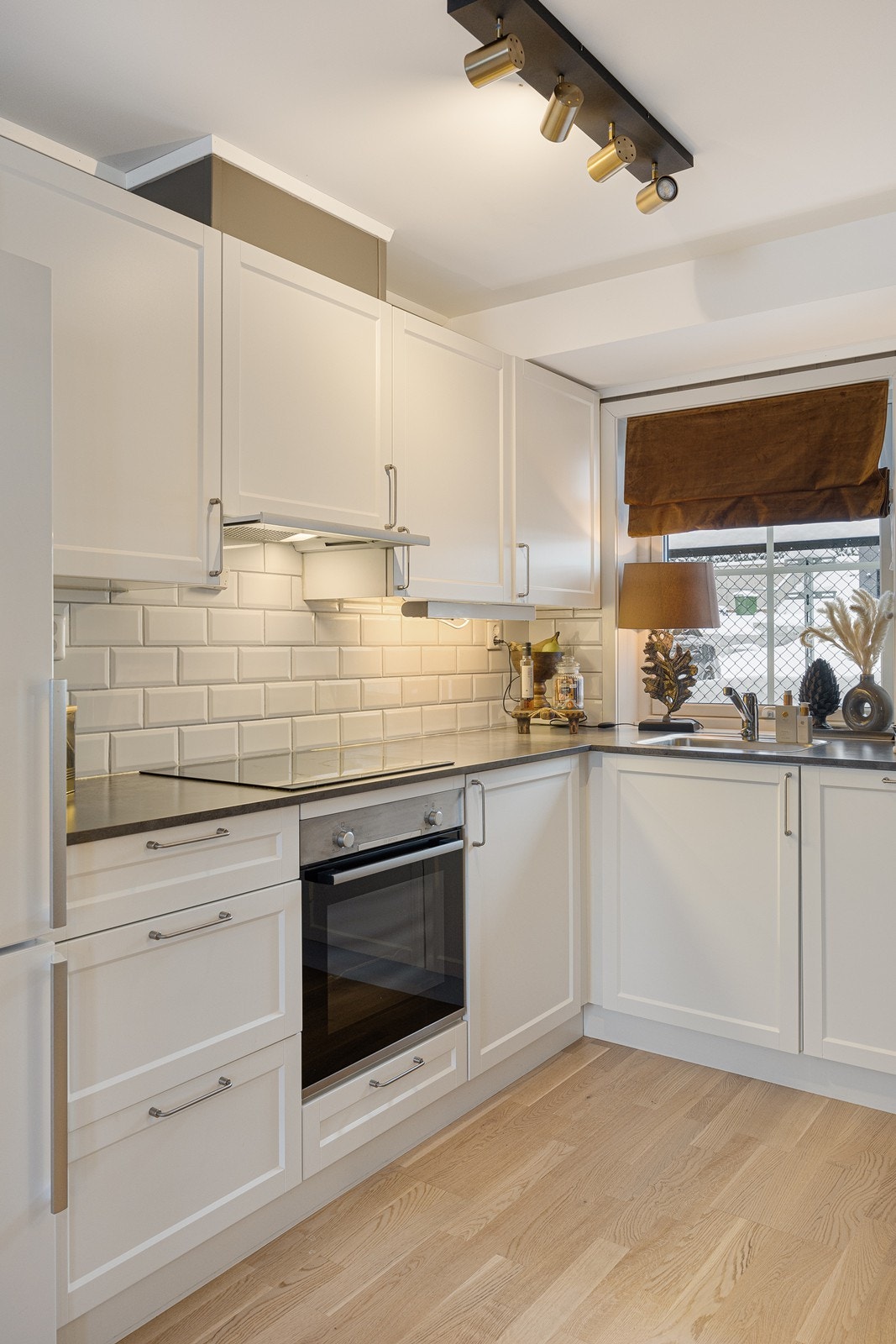 Integrert i innredningen finner man stekeovn, platetopp og oppvaskmaskin. Galleribilde