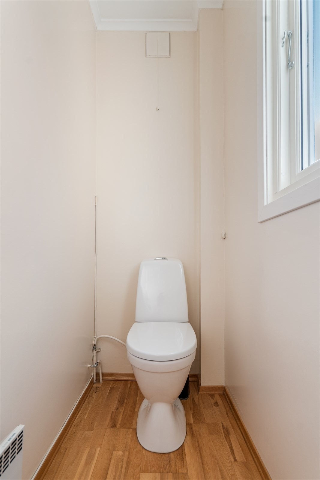 Toalett innenfor vaskerom Galleribilde