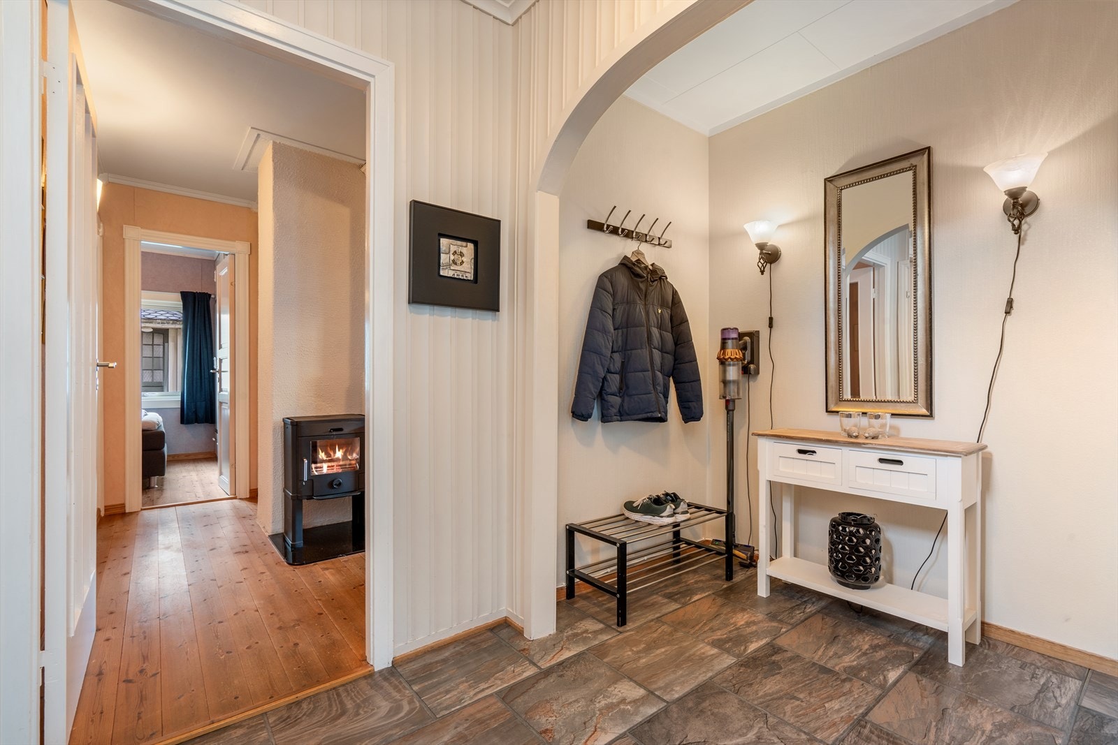 Romslig gang med plass til å henge fra seg yttertøy Galleribilde