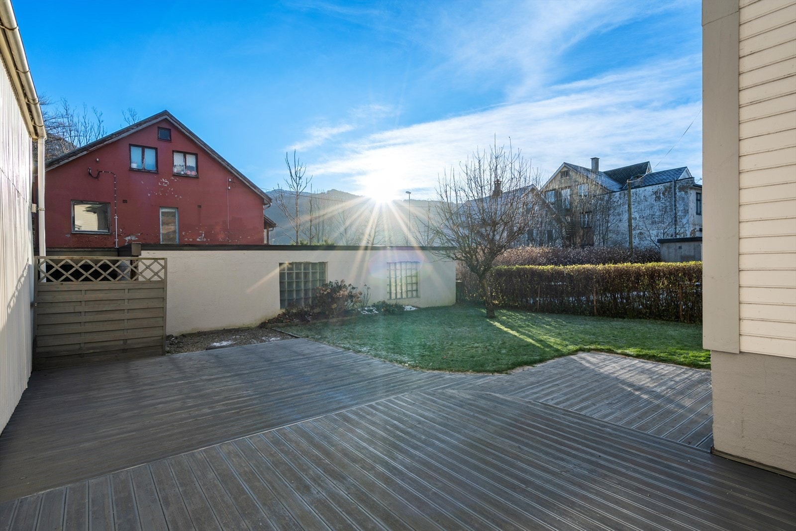 Romslig uteplass med god plass til hele familien Galleribilde