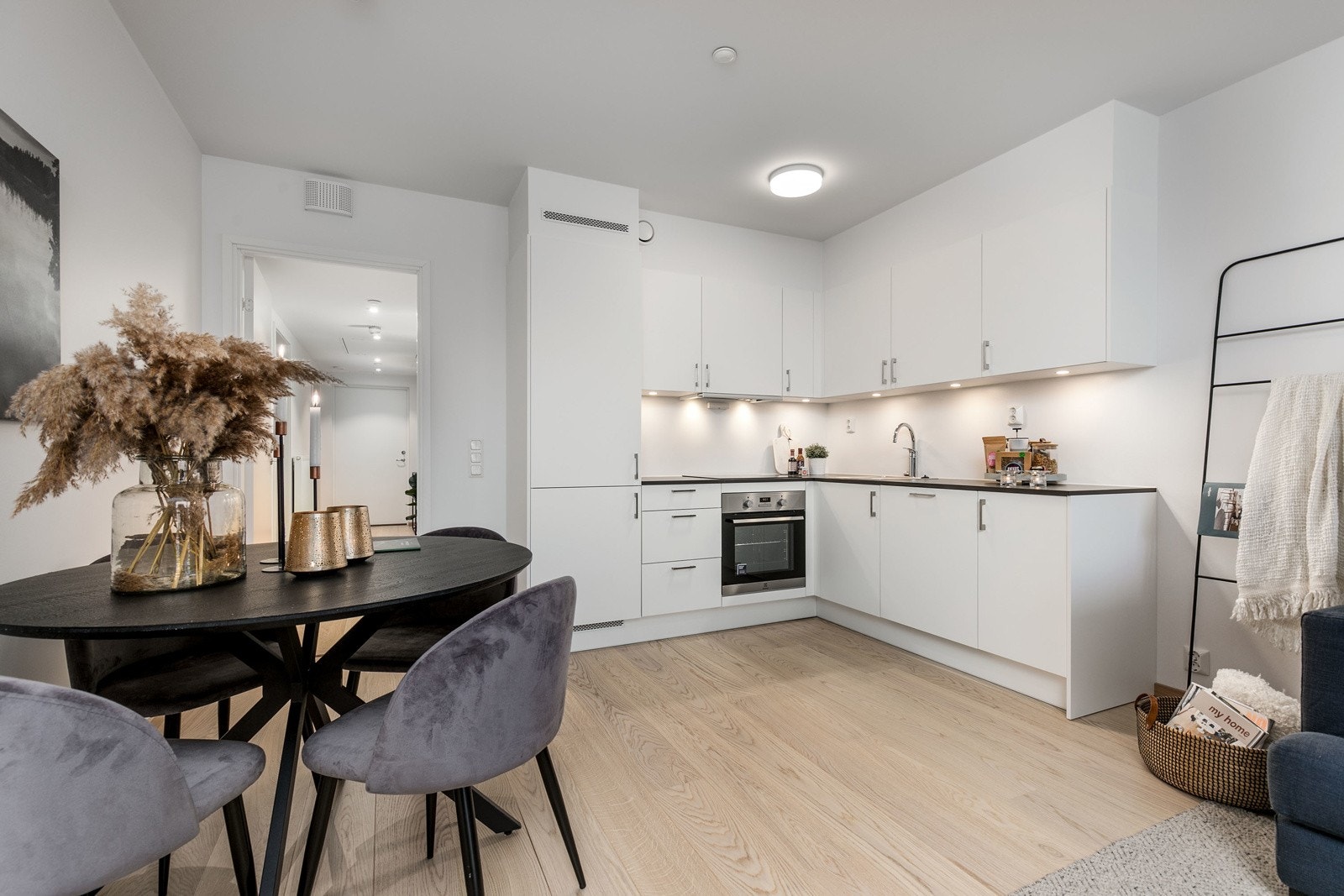 Gulvet i leiligheten er belagt med flott 1-stavs hvitpigmentert eikeparkett som strekker seg sømløst inn i de øvrige oppholdsrom. Galleribilde