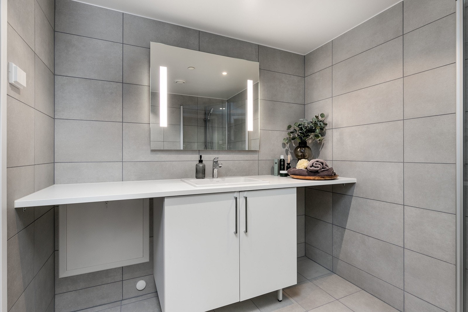 Delikat flislagt bad med alt man trenger for å få en fin start på dagen. Varmekabler i gulv. Galleribilde