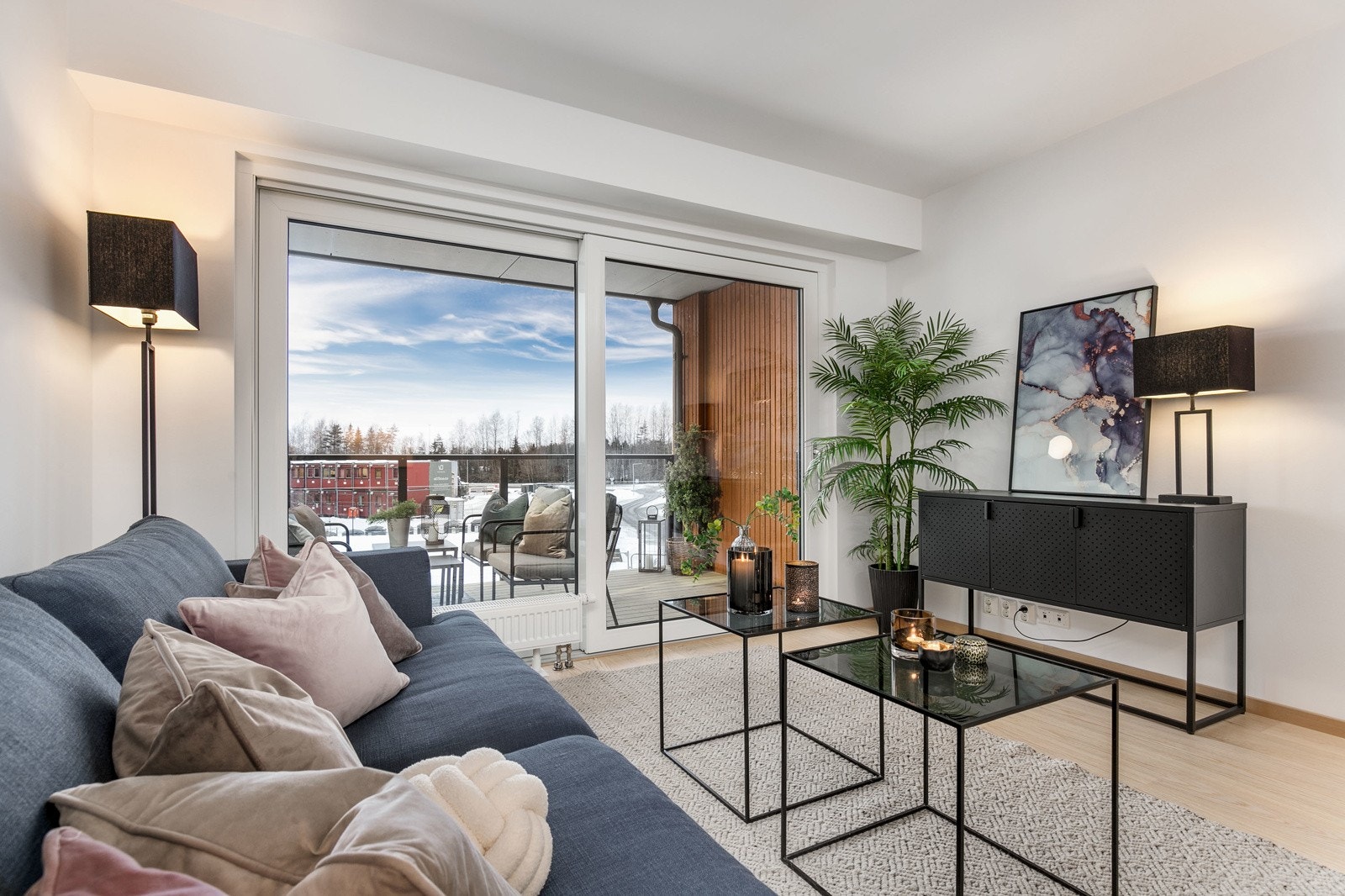 De store vinduene sørger for rikelig med lysinnslipp, samt flott utsyn mot skogen. Listfrie vindussmyg. Galleribilde