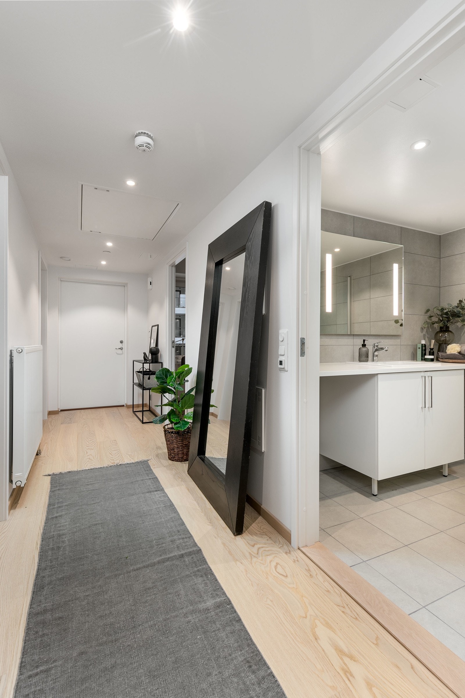 Flott entré som gir et godt førsteinntrykk. God avsatt plass til skapinnredning. Galleribilde