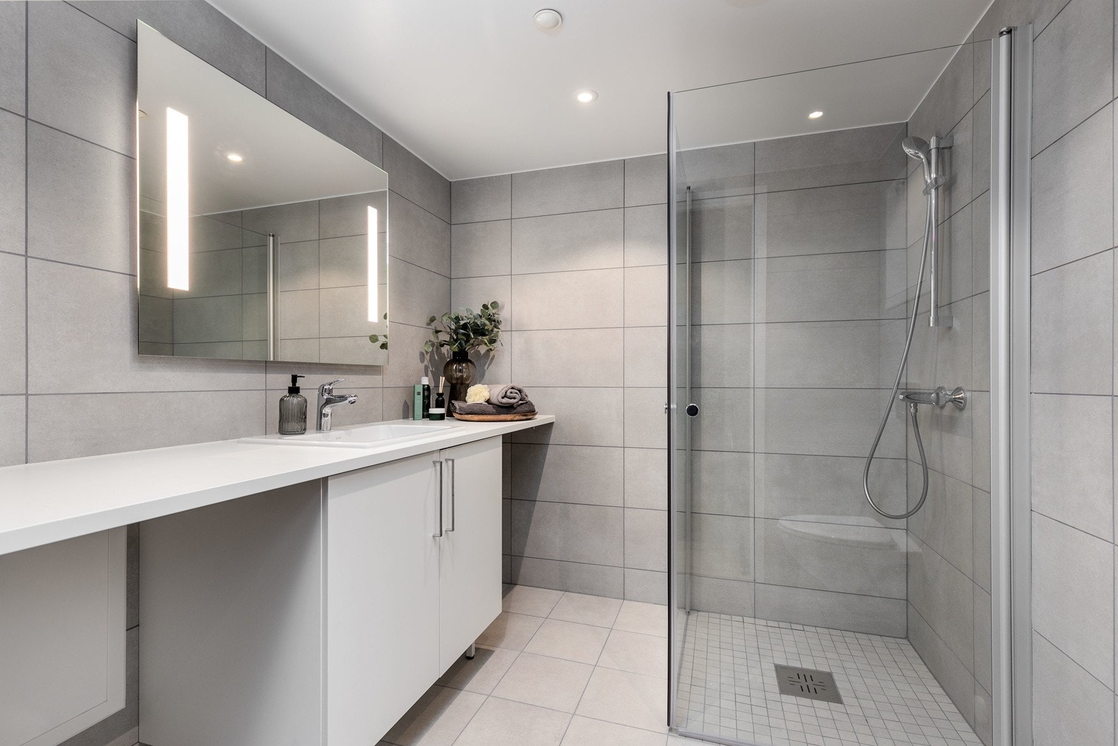 Delikat flislagt bad med alt man trenger for å få en fin start på dagen. Varmekabler i gulv. Galleribilde