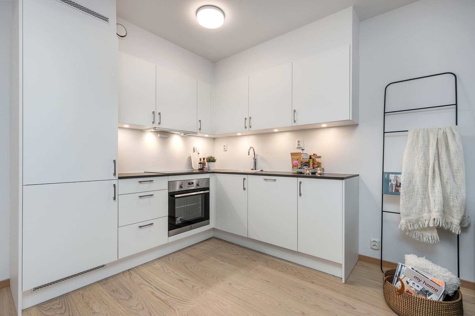 Lekkert kjøkken utformet i vinkel, med integrerte hvitevarer. Her har man alt man trenger for å tilberede alle dagens måltider. Galleribilde