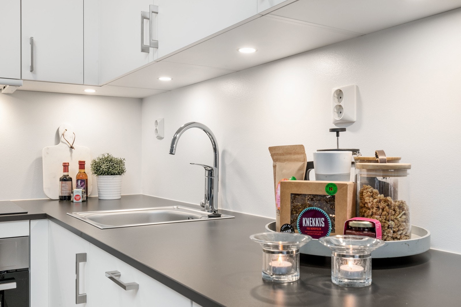 Kjøkkenet har integrert kjøl/frys, ovn, steketopp, oppvaskmaskin og uttrekkbar vifte. Belysning under skapinnredning. Galleribilde