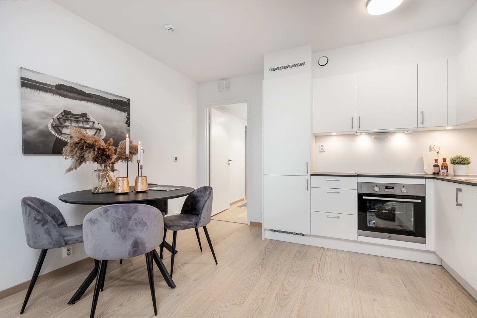 Lekkert kjøkken utformet i vinkel, med integrerte hvitevarer. Her har man alt man trenger for å tilberede alle dagens måltider. Galleribilde