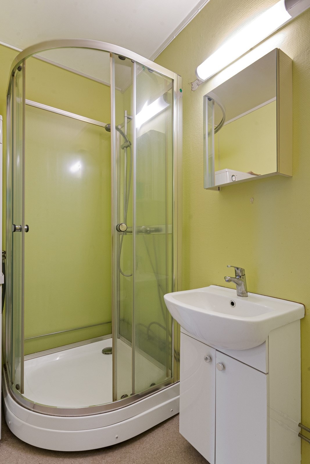 Badet har vinyl på gulvene og malt glassfiberstrie på veggene! Galleribilde