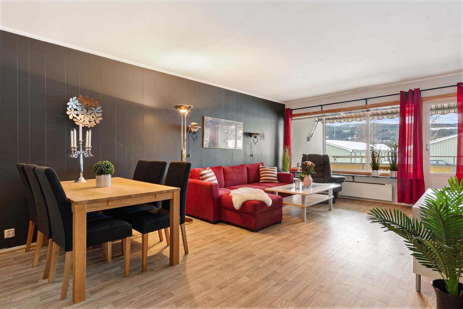 Romslig og koselig stue! Her er det også utgang til terrassen. Galleribilde